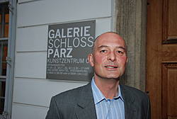 Portrait von Robert Schuster vor der Galerie Schloss Parz (c) Galerie Schloss Parz