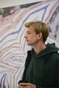 Ein Portrait des Künstlers Christian Rothwangl vor einem seiner Kunstwerke. Fotografiert von Daniel Pabst.